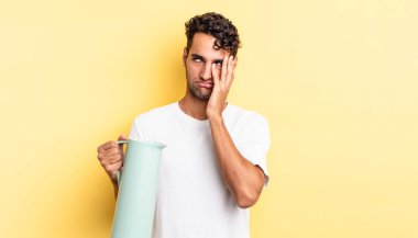 İspanyol yakışıklı bir adam yorgun, bıkkın ve uykulu hissediyor. Kahve termosu kavramı