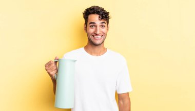 İspanyol yakışıklı adam mutlu ve hoş bir şekilde şaşırmış görünüyor. Kahve termosu kavramı