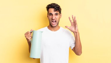 İspanyol yakışıklı adam ellerini havaya kaldırarak bağırıyor. Kahve termosu kavramı