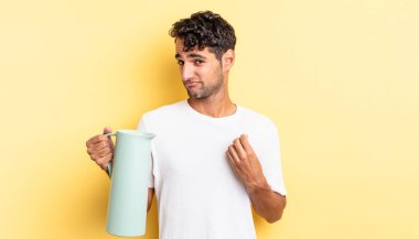 İspanyol yakışıklı adam kibirli, başarılı, pozitif ve gururlu görünüyor. Kahve termosu kavramı