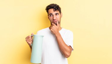 İspanyol yakışıklı düşünen, kuşkucu ve kafası karışık bir adam. Kahve termosu kavramı