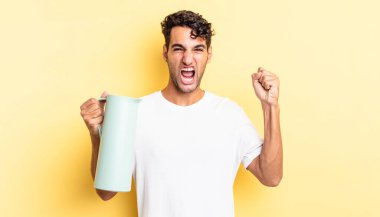 İspanyol yakışıklı adam sinirli bir ifadeyle agresif bir şekilde bağırıyor. Kahve termosu kavramı