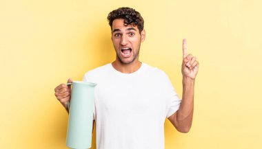 İspanyol yakışıklı bir adam bir fikri fark ettikten sonra mutlu ve heyecanlı bir dahi gibi hissediyor. Kahve termosu kavramı