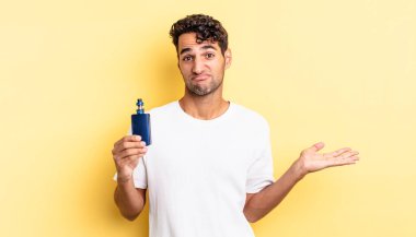 İspanyol yakışıklı adam şaşkın, şaşkın ve şüpheci hissediyor. buharlaştırıcı kavramı