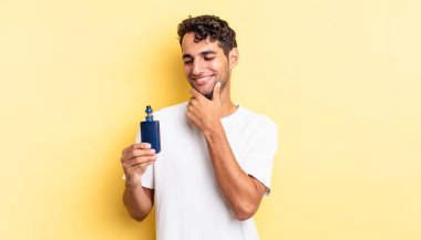 Mutlu, kendine güvenen, elleri çenesinde gülümseyen İspanyol yakışıklı bir adam. buharlaştırıcı kavramı