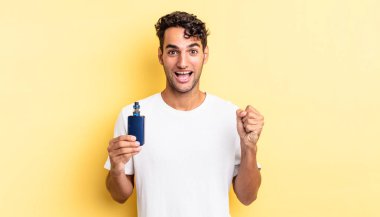 İspanyol yakışıklı adam şokta, gülüyor ve başarıyı kutluyor. buharlaştırıcı kavramı