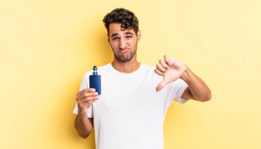 Latin asıllı yakışıklı adam kızgın, baş parmağını kaldırıyor. buharlaştırıcı kavramı