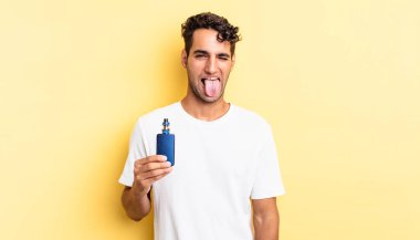 Neşeli ve asi tavırlı, şakacı ve dilsiz İspanyol yakışıklı bir adam. buharlaştırıcı kavramı