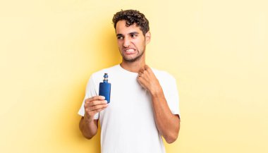 İspanyol yakışıklı adam stresli, endişeli, yorgun ve hayal kırıklığına uğramış hissediyor. buharlaştırıcı kavramı