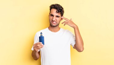 İspanyol yakışıklı adam kafası karışık ve şaşkın hissediyor, senin deli olduğunu gösteriyor. buharlaştırıcı kavramı