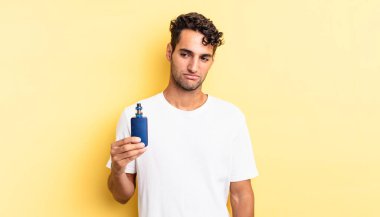 Hispanik yakışıklı adam üzgün, üzgün ya da kızgın hissediyor ve yana bakıyor. buharlaştırıcı kavramı