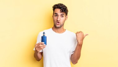 İspanyol yakışıklı adam, inançsızlıktan şaşkın şaşkın bakıyor. buharlaştırıcı kavramı