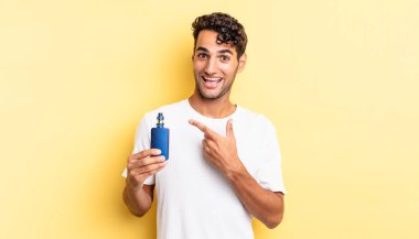 İspanyol yakışıklı adam heyecanlı ve şaşırmış görünüyor. buharlaştırıcı kavramı