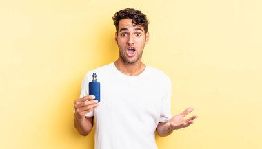 İspanyol yakışıklı adam inanılmaz bir sürprizle şaşkına dönmüş ve hayrete düşmüştü. buharlaştırıcı kavramı