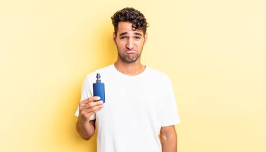 Hispanik yakışıklı adam üzgün ve mızmız, mutsuz bir bakışla ağlıyor. buharlaştırıcı kavramı