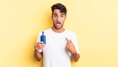İspanyol yakışıklı adam şok olmuş ve ağzı açık, kendini işaret ederek şaşırmış görünüyor. buharlaştırıcı kavramı