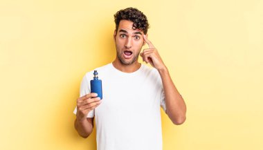 İspanyol yakışıklı adam şaşırmış görünüyor, yeni bir düşünce, fikir ya da konsept fark ediyor. buharlaştırıcı kavramı