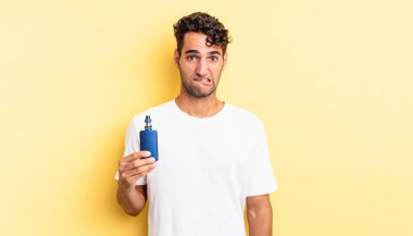 İspanyol yakışıklı adam kafası karışmış ve şaşkın görünüyor. buharlaştırıcı kavramı