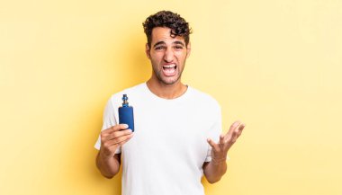 İspanyol yakışıklı adam umutsuz, sinirli ve stresli görünüyor. buharlaştırıcı kavramı