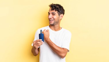 İspanyol yakışıklı adam kendini mutlu hissediyor ve bir meydan okumayla yüzleşiyor ya da kutluyor. buharlaştırıcı kavramı