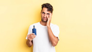 İspanyol yakışıklı bir adam yorgun, bıkkın ve uykulu hissediyor. buharlaştırıcı kavramı