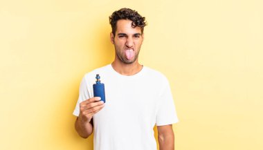 İspanyol yakışıklı adam iğreniyor, sinirleniyor ve dili dışarı çıkıyor. buharlaştırıcı kavramı