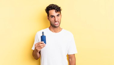 İspanyol yakışıklı adam şaşkın ve şaşkın hissediyor. buharlaştırıcı kavramı