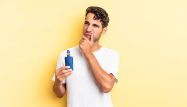 İspanyol yakışıklı düşünen, kuşkucu ve kafası karışık bir adam. buharlaştırıcı kavramı