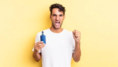 İspanyol yakışıklı adam sinirli bir ifadeyle agresif bir şekilde bağırıyor. buharlaştırıcı kavramı