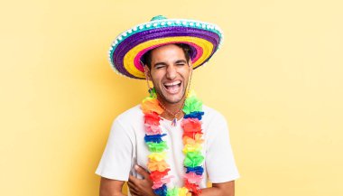 İspanyol yakışıklı bir adam komik bir şakaya yüksek sesle gülüyor. Meksika partisi konsepti