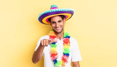 İspanyol yakışıklı adam kamerayı göstererek seni seçiyor. Meksika partisi konsepti