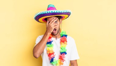 İspanyol yakışıklı adam şok olmuş, korkmuş ya da korkmuş görünüyor. Yüzü elle kapatılmış. Meksika partisi konsepti