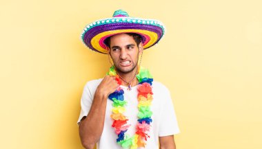 İspanyol yakışıklı adam stresli, endişeli, yorgun ve hayal kırıklığına uğramış hissediyor. Meksika partisi konsepti