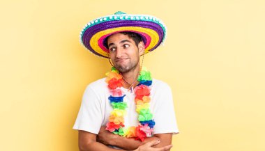 İspanyol yakışıklı adam omuz silkiyor, kafası karışık ve kararsız. Meksika partisi konsepti