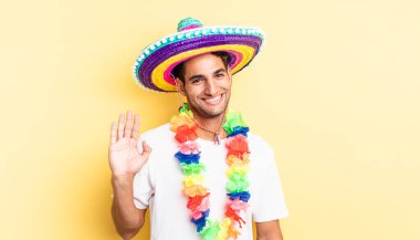 İspanyol yakışıklı adam mutlu bir şekilde gülümsüyor, el sallıyor, seni selamlıyor ve selamlıyor. Meksika partisi konsepti