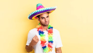 İspanyol yakışıklı adam kibirli, başarılı, pozitif ve gururlu görünüyor. Meksika partisi konsepti