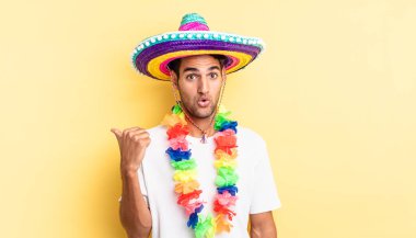 İspanyol yakışıklı adam, inançsızlıktan şaşkın şaşkın bakıyor. Meksika partisi konsepti