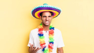 İspanyol yakışıklı adam sinirli, sinirli ve sinirli görünüyor. Meksika partisi konsepti