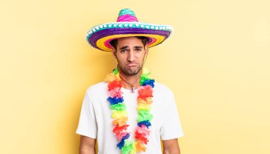 Hispanik yakışıklı adam üzgün ve mızmız, mutsuz bir bakışla ağlıyor. Meksika partisi konsepti