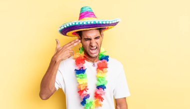 İspanyol yakışıklı adam mutsuz ve stresli görünüyor, intihar jesti silah işareti yapıyor. Meksika partisi konsepti