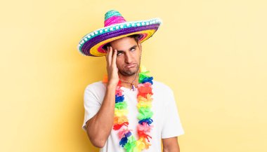 İspanyol yakışıklı bir adam yorgun, bıkkın ve uykulu hissediyor. Meksika partisi konsepti