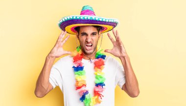 İspanyol yakışıklı adam ellerini havaya kaldırarak bağırıyor. Meksika partisi konsepti