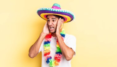 İspanyol yakışıklı adam mutlu, heyecanlı ve şaşırmış hissediyor. Meksika partisi konsepti