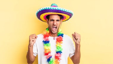 İspanyol yakışıklı adam sinirli bir ifadeyle agresif bir şekilde bağırıyor. Meksika partisi konsepti