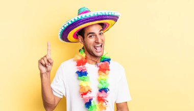 İspanyol yakışıklı bir adam bir fikri fark ettikten sonra mutlu ve heyecanlı bir dahi gibi hissediyor. Meksika partisi konsepti