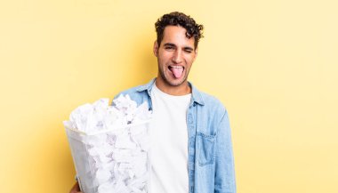 Neşeli ve asi tavırlı, şakacı ve dilsiz İspanyol yakışıklı bir adam. kağıt toplar çöp konsepti