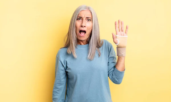 Mezza Età Bella Donna Sembra Molto Scioccato Sorpreso Concetto Benda — Foto Stock