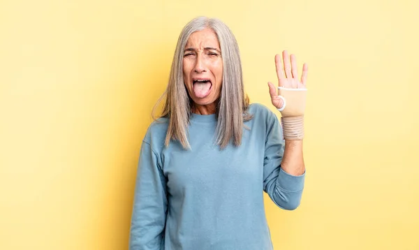 Mulher Bonita Meia Idade Com Atitude Alegre Rebelde Brincando Língua — Fotografia de Stock