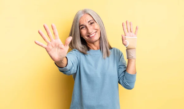 Mujer Bonita Mediana Edad Sonriendo Buscando Amigable Mostrando Número Cinco —  Fotos de Stock