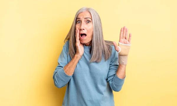 Middelbare Leeftijd Mooie Vrouw Voelt Zich Geschokt Bang Handbandconcept — Stockfoto